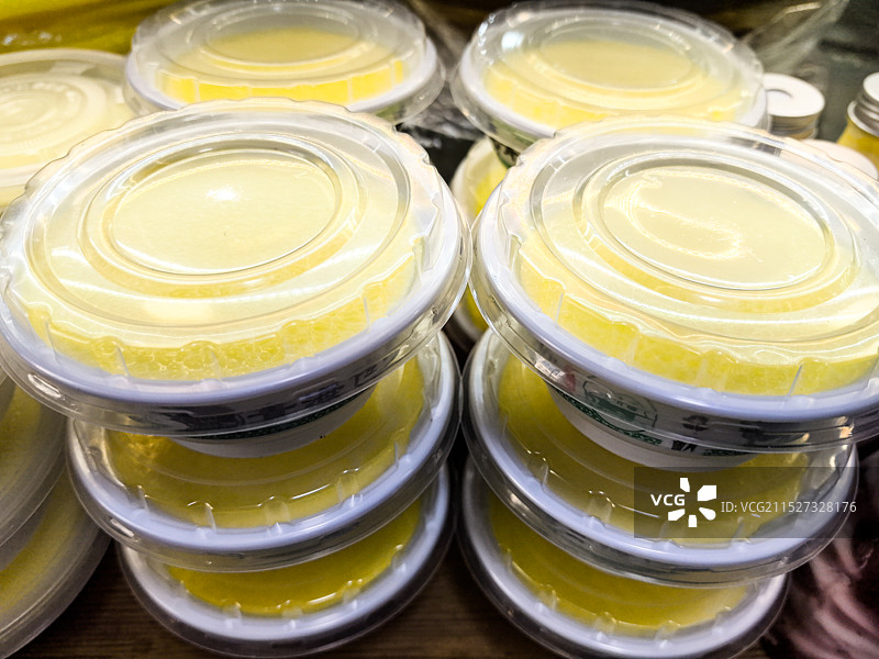 小摊待售的青海老酸奶图片素材