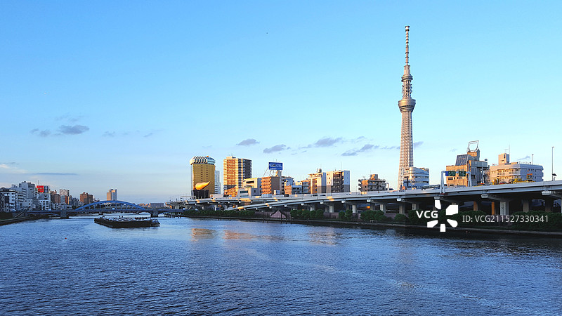 日本东京都墨田区，隅田川花火大会前的东京天空树图片素材