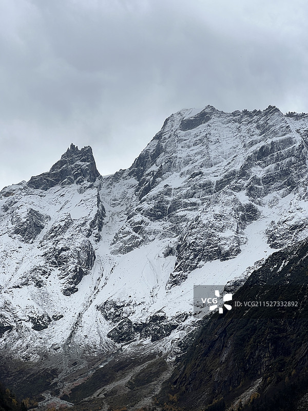 理小路的红石滩图片素材