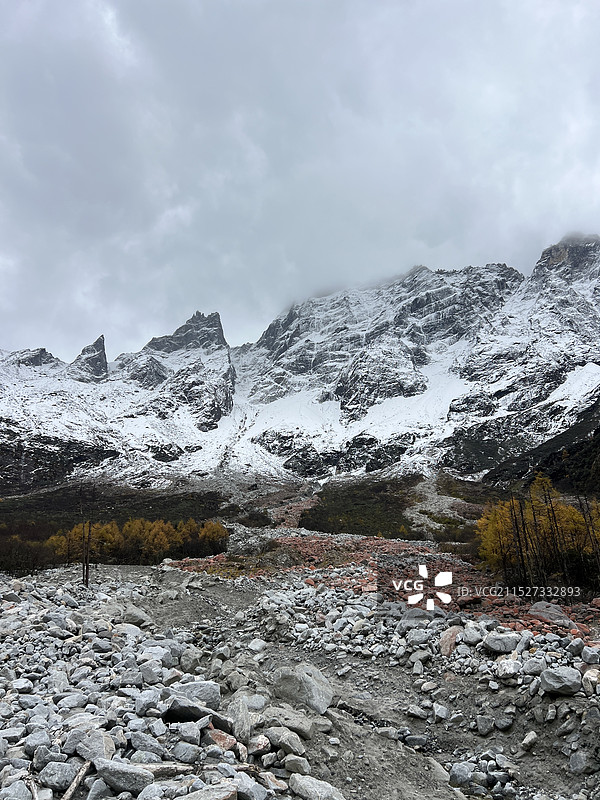 理小路的红石滩图片素材
