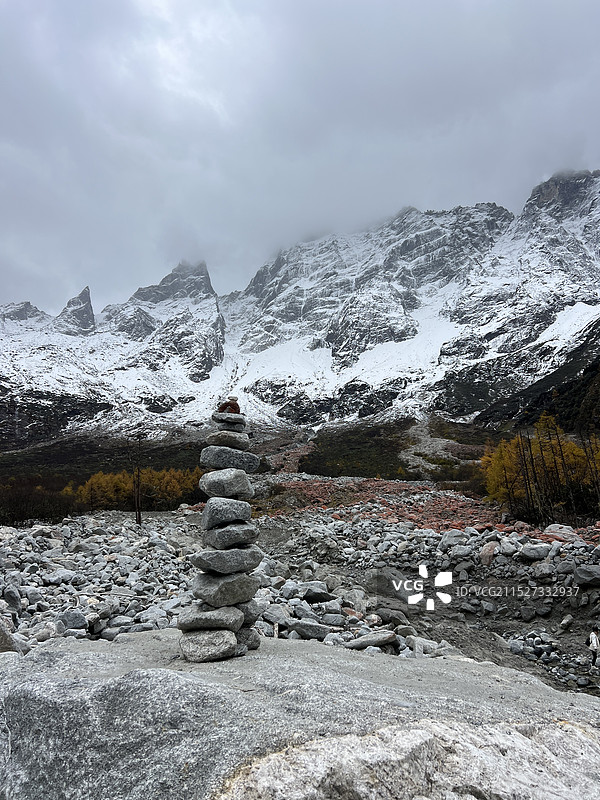 理小路的红石滩图片素材