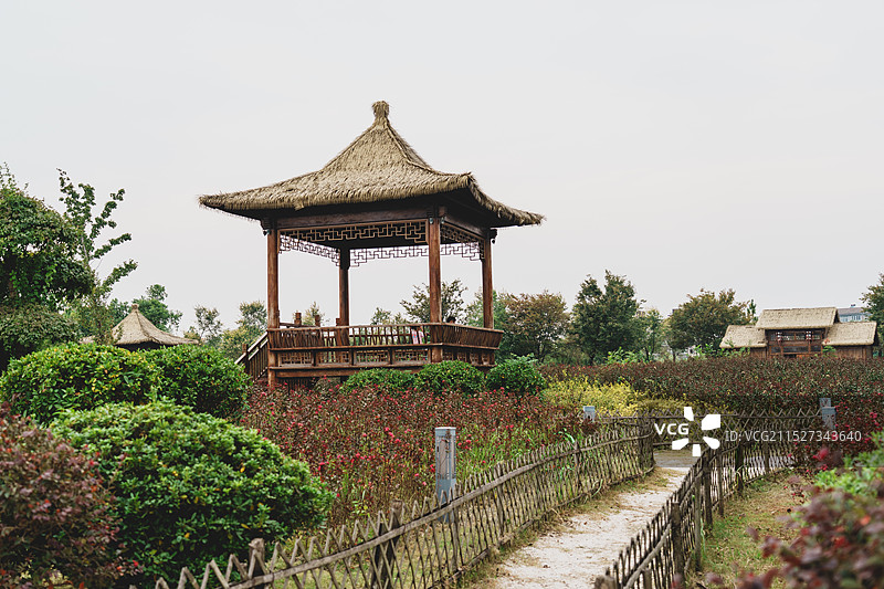 公园中的茅草亭 洪湖地标 洪湖江滩公园图片素材