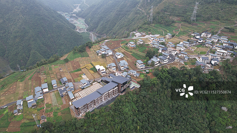 四川乐山金口河区金沙江边云端下的村庄航拍，Sichuan, China, Leshan图片素材