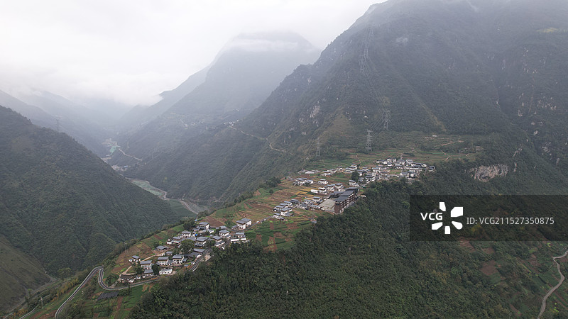 四川乐山金口河区金沙江边云端下的村庄航拍，Sichuan, China, Leshan图片素材
