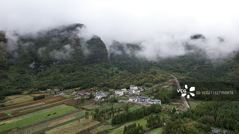 四川乐山金口河区金沙江边云端下的村庄航拍，Sichuan, China, Leshan图片素材