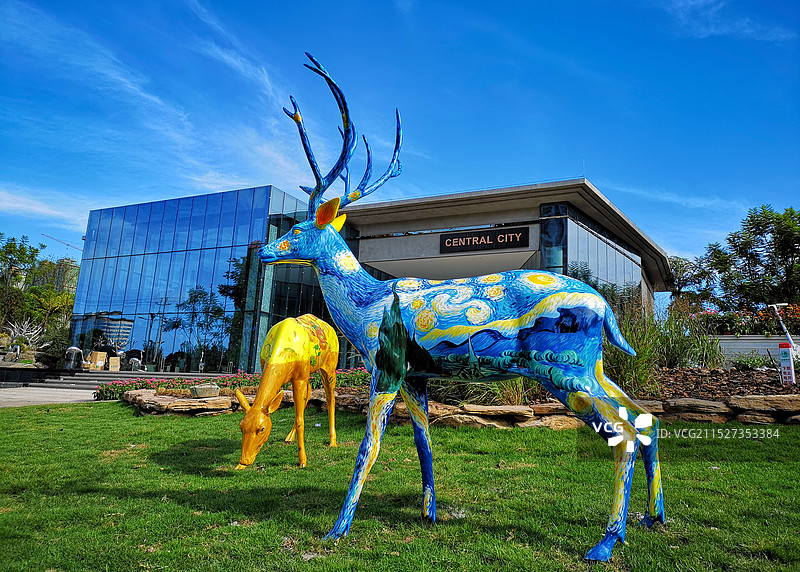 公园里的鹿雕塑图片素材