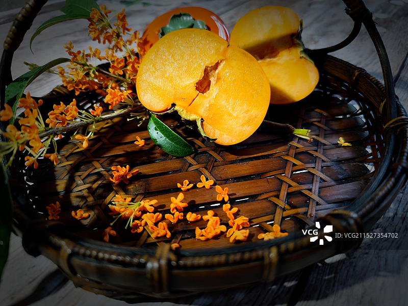 秋日氛围感静物练习：丹桂脆柿和瓷器图片素材