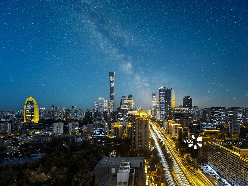 星空下的城市风光，星空下的北京东北三环图片素材