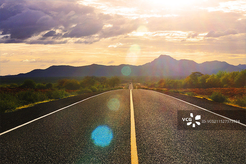 伸向远方的肯尼亚A2公路图片素材