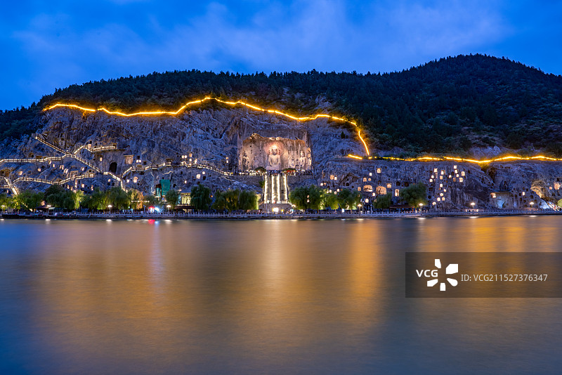 河南洛阳龙门石窟夜景全景图片素材