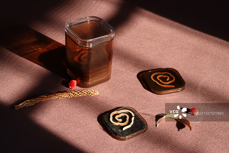 棋楠沉香大祥云无粘粉香燃放在方形的亚克力盒子里面图片素材