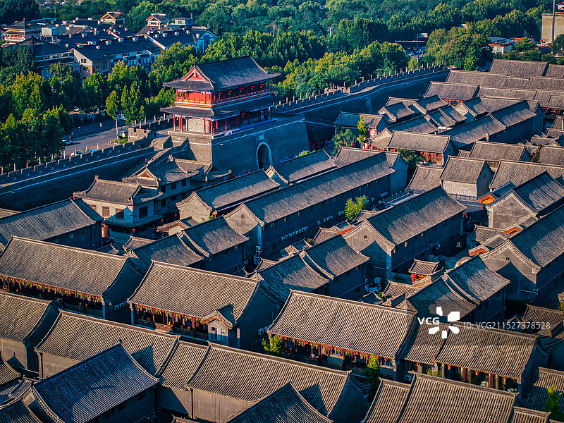 清晨航拍山东青州古城阜财门风景图片素材