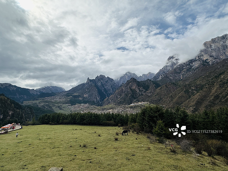 扎尕那 草地 天空 高山 甘南图片素材
