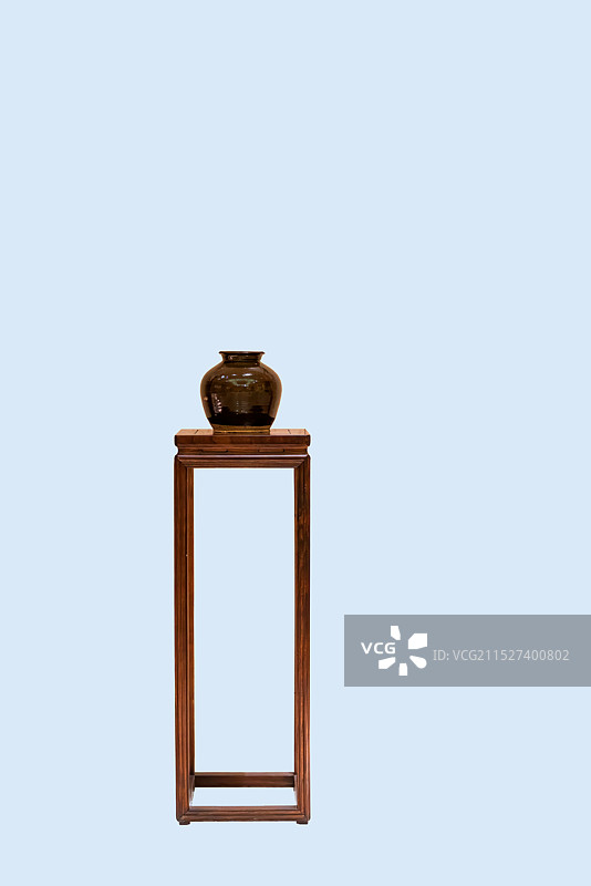 金丝楠木花架，古董，酱釉瓷罐图片素材