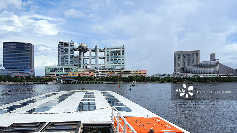 日本东京都，从观光船上眺望台场的富士电视台图片素材