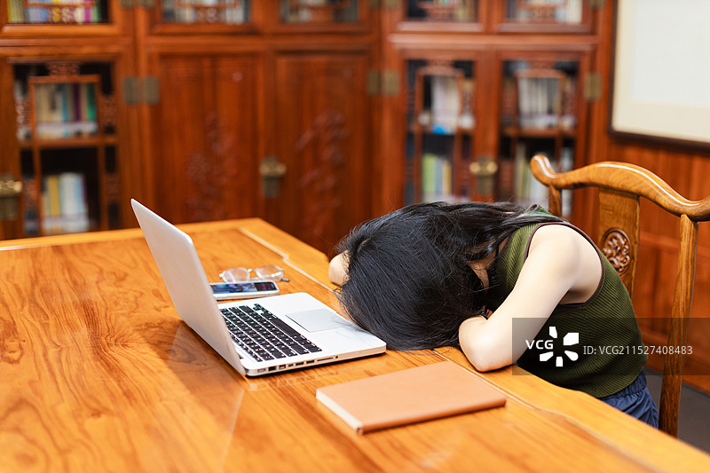 女生工作感到疲惫图片素材