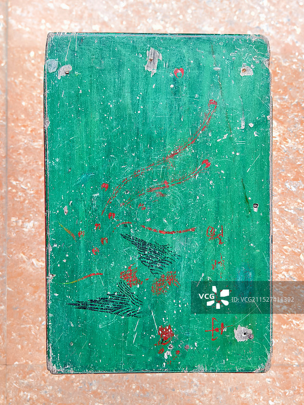 泉州闽南地区传统木质方形凳丹凤朝阳图片素材