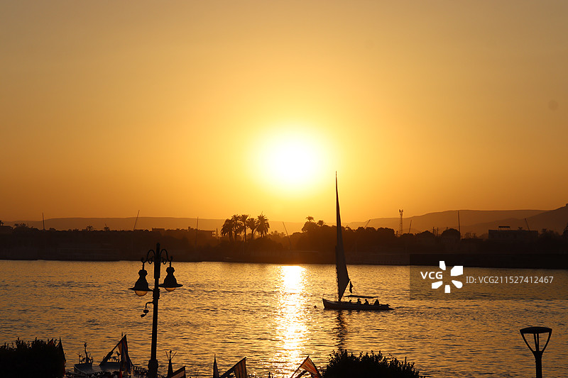 人类惧怕时间 时间惧怕金字塔图片素材