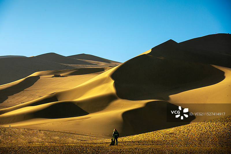 鸣沙山的清洁工图片素材
