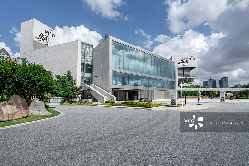 上海浦东美术馆和柏油路面图片素材