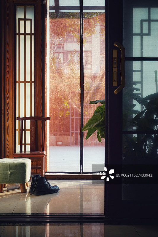 夏日傍晚阳光纱窗门帘绿植板凳家具特写图片素材