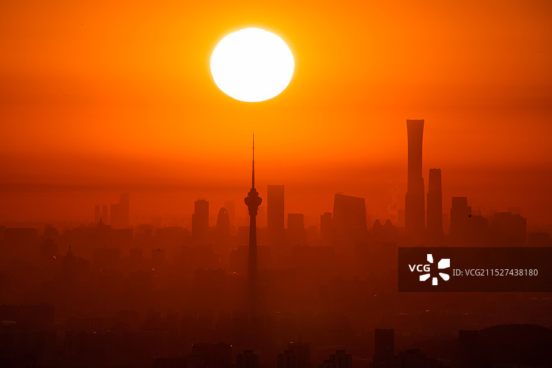 一轮红日从北京CBD建筑群中升起图片素材