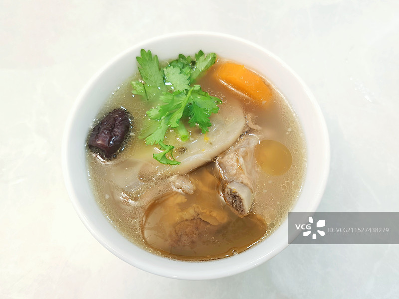 红枣萝卜胡萝卜香菜香菇藕片排骨猪肉香油汤饮食美食特写瓷碗早饭药膳图片素材
