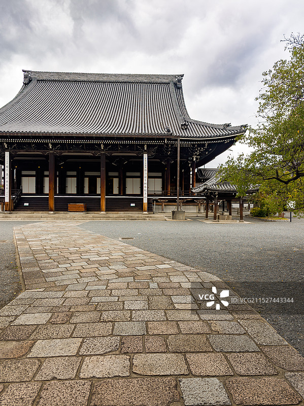 京都西本愿寺廊檐下的游客图片素材
