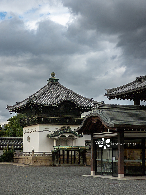 京都西本愿寺廊檐下的游客图片素材