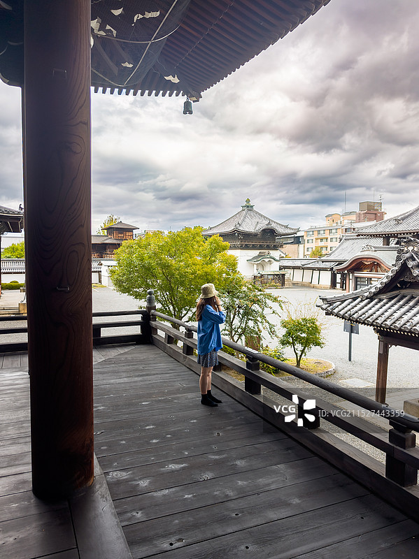 京都西本愿寺廊檐下的游客图片素材