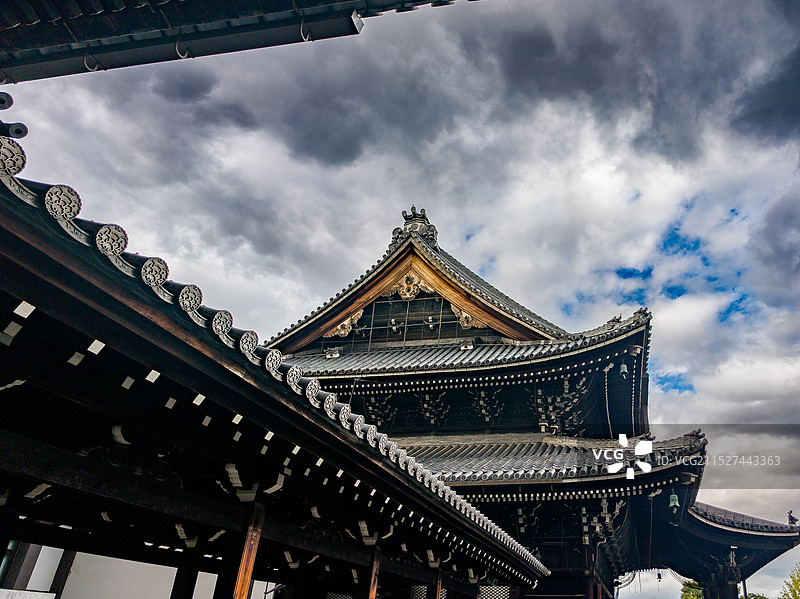 京都西本愿寺廊檐下的游客图片素材