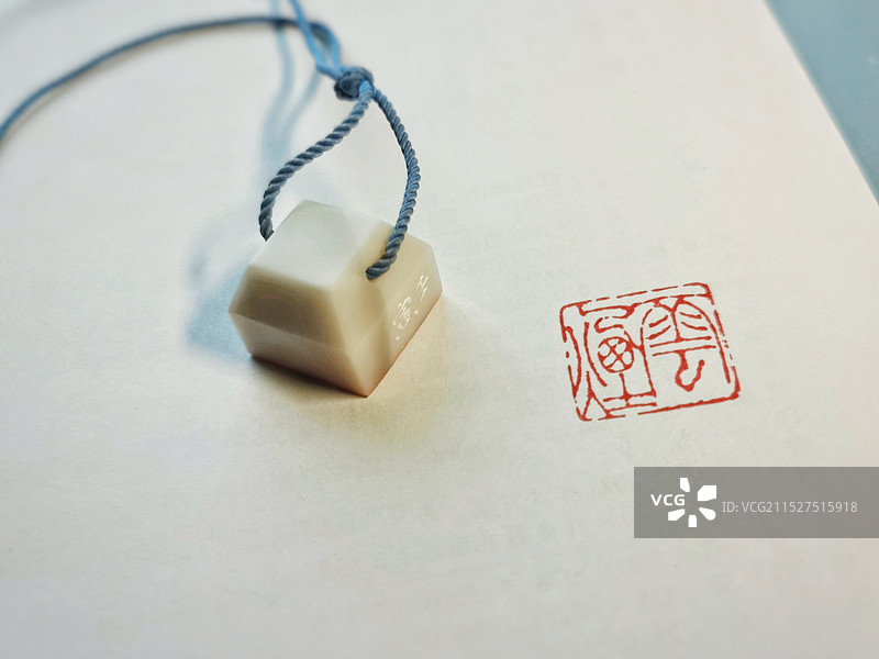 印章文玩古典传统芙蓉石青田石白色寿山石玉石红色印泥云烟图片素材