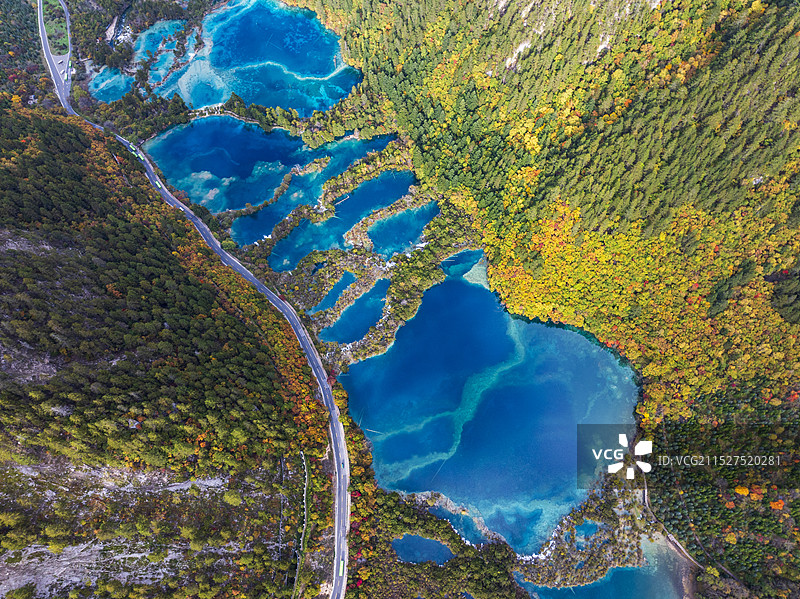 航拍九寨沟树正沟秋色光影图片素材