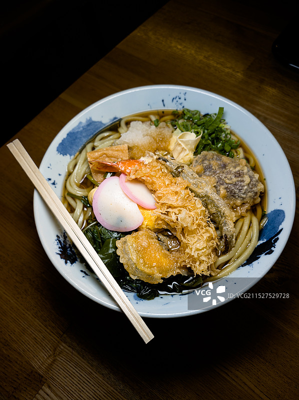 木质桌上的日式天妇罗乌冬面图片素材