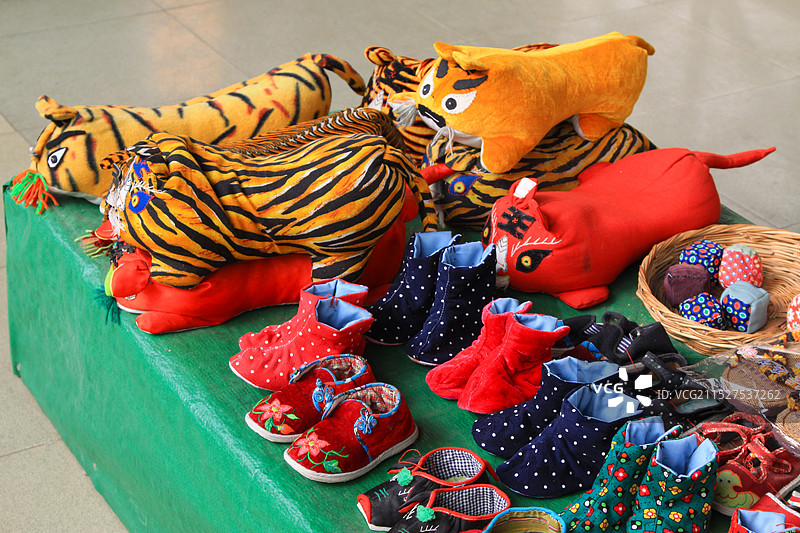 中国传统手工童鞋和虎头枕头图片素材