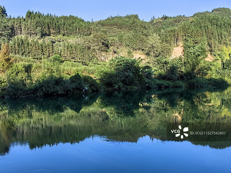 河边的山和倒影图片素材