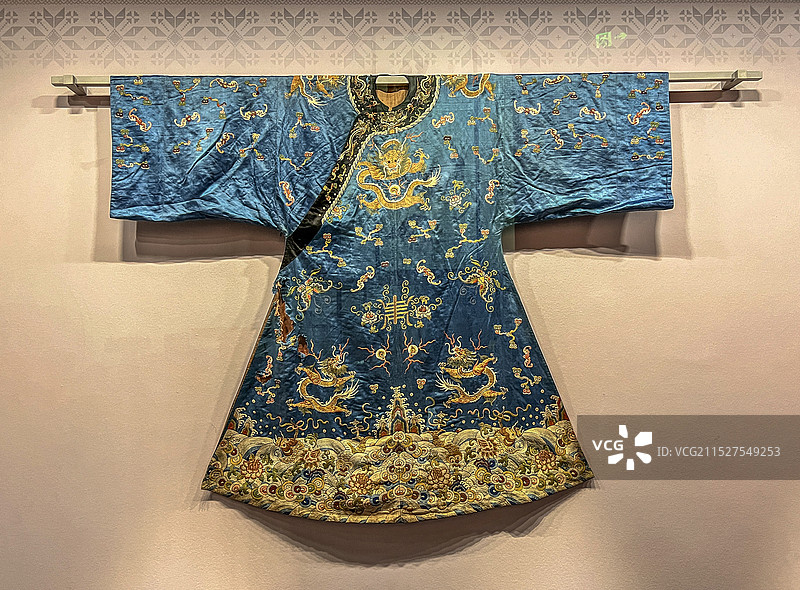 贵州省博物馆文物——清代彝族土司绣龙长袍图片素材