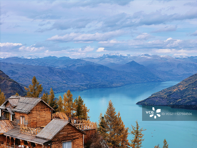 秋天的额尔齐斯河，难以相信的宁静和倒影图片素材