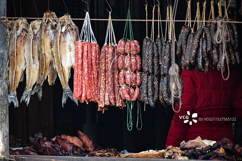 悬挂着的腊肠和腊鱼图片素材