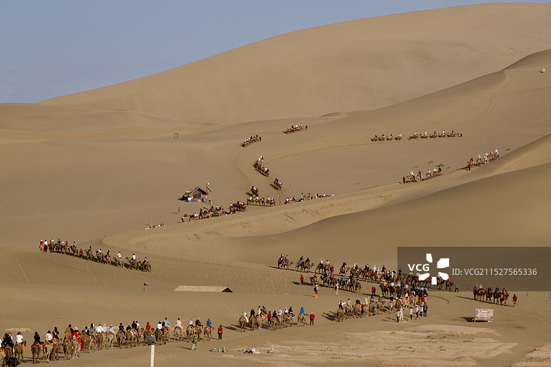 驼铃声声上沙山（甘肃鸣沙山景区）图片素材