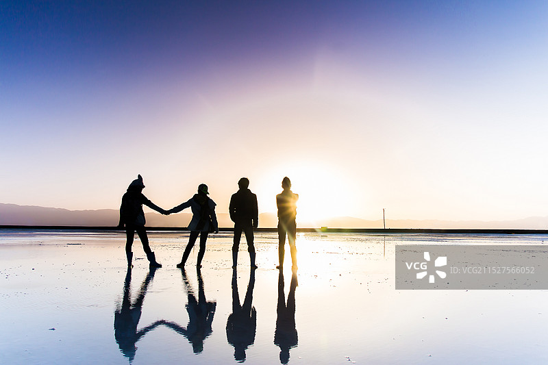 茶卡盐湖 夕阳下的剪影图片素材