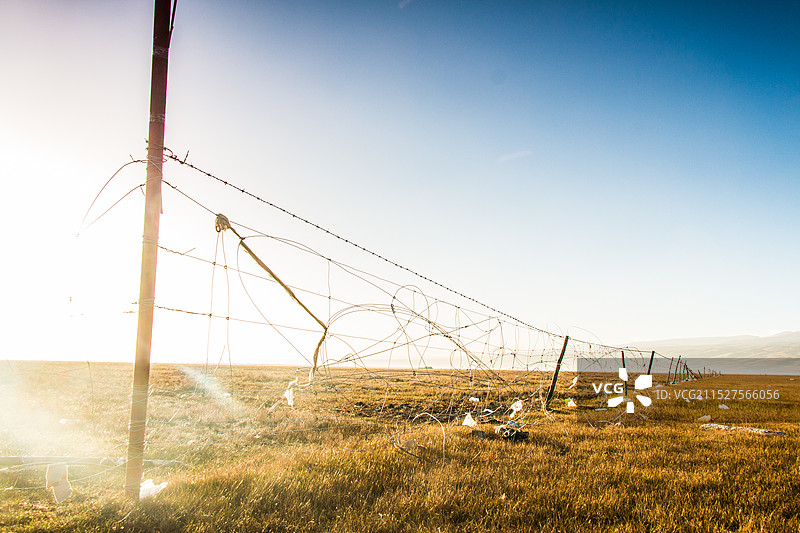 夕阳 荒原 铁丝网图片素材