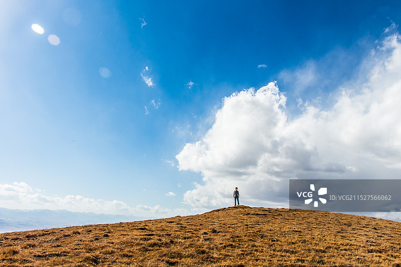 山顶上的孤独行者图片素材