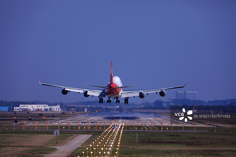 南京禄口国际机场平稳着陆的大型飞机图片素材