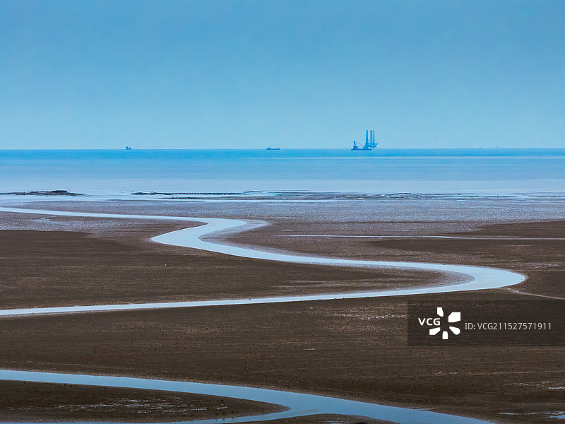 黄河入海口遥望海上钻井平台图片素材
