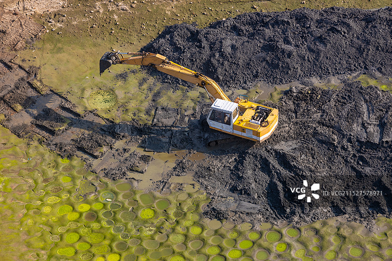 一台挖掘机在泥塘中作业图片素材