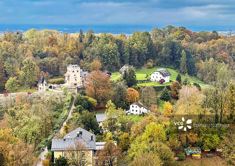 秋天维也纳森林中的小屋图片素材
