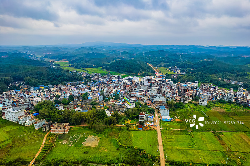 村庄预绵延起伏的山脉图片素材