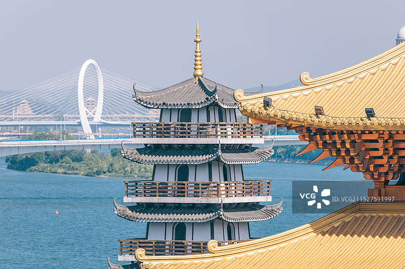 柳州文庙中式建筑与柳江滨水风光图片素材