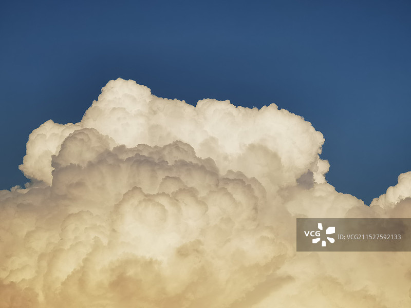 蓝天下的积雨云图片素材